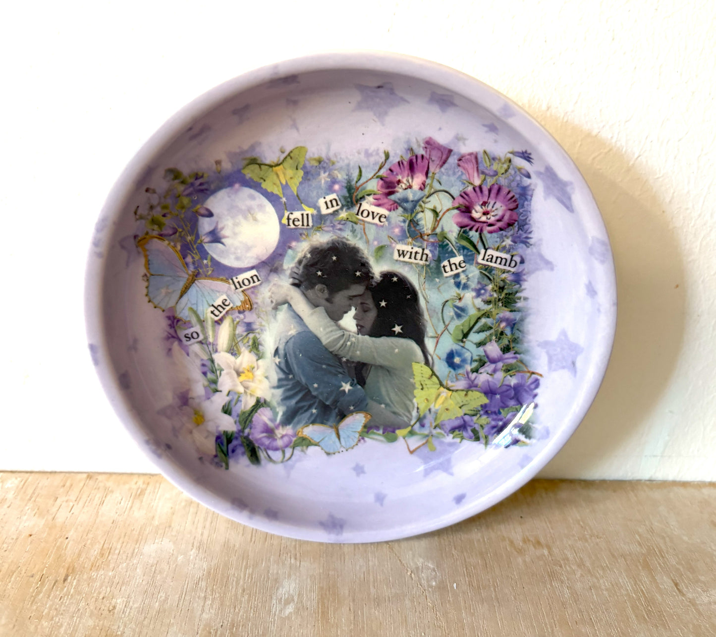 Millie's Pottery Twilight 'So the Lion fell in love with the Lamb' Trinket Dish and Book Mark Gift Set