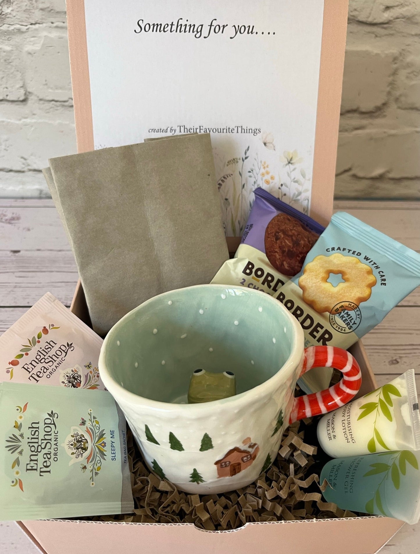 Millie's Pottery Winter Snow Scene Peek-a-boo Frog Mug Gift Set